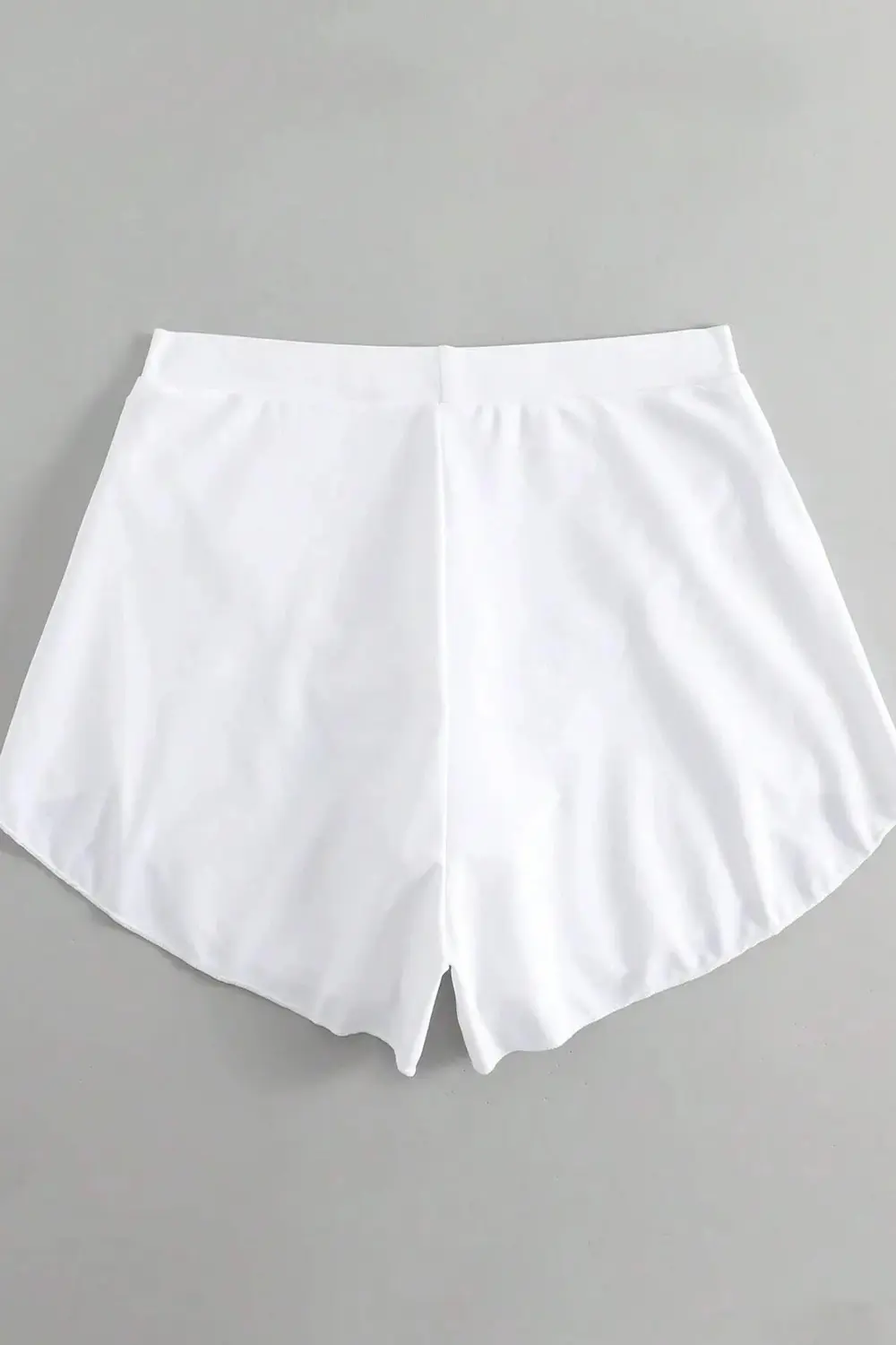 Kadın Beyaz Yırtmaçlı Etek Görünümlü Şık Deniz Şortu