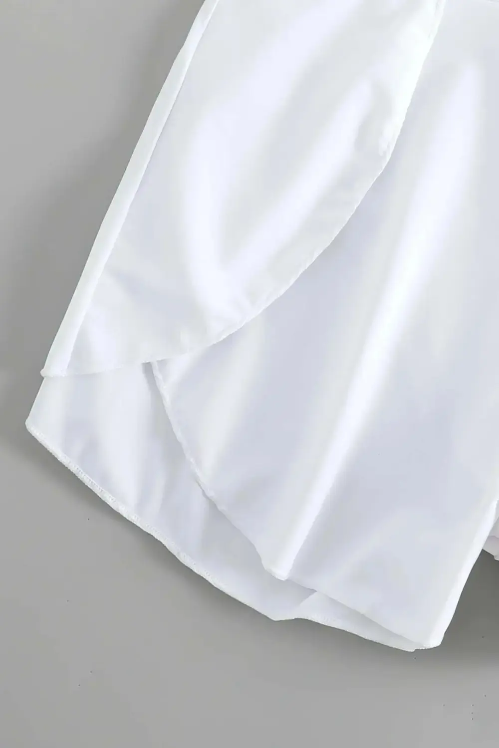 Kadın Beyaz Yırtmaçlı Etek Görünümlü Şık Deniz Şortu