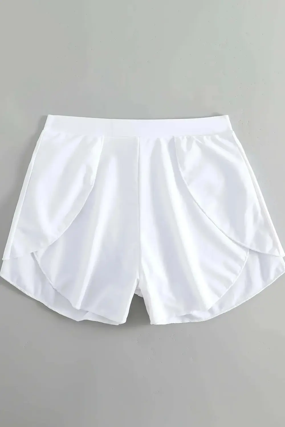 Kadın Beyaz Yırtmaçlı Etek Görünümlü Şık Deniz Şortu