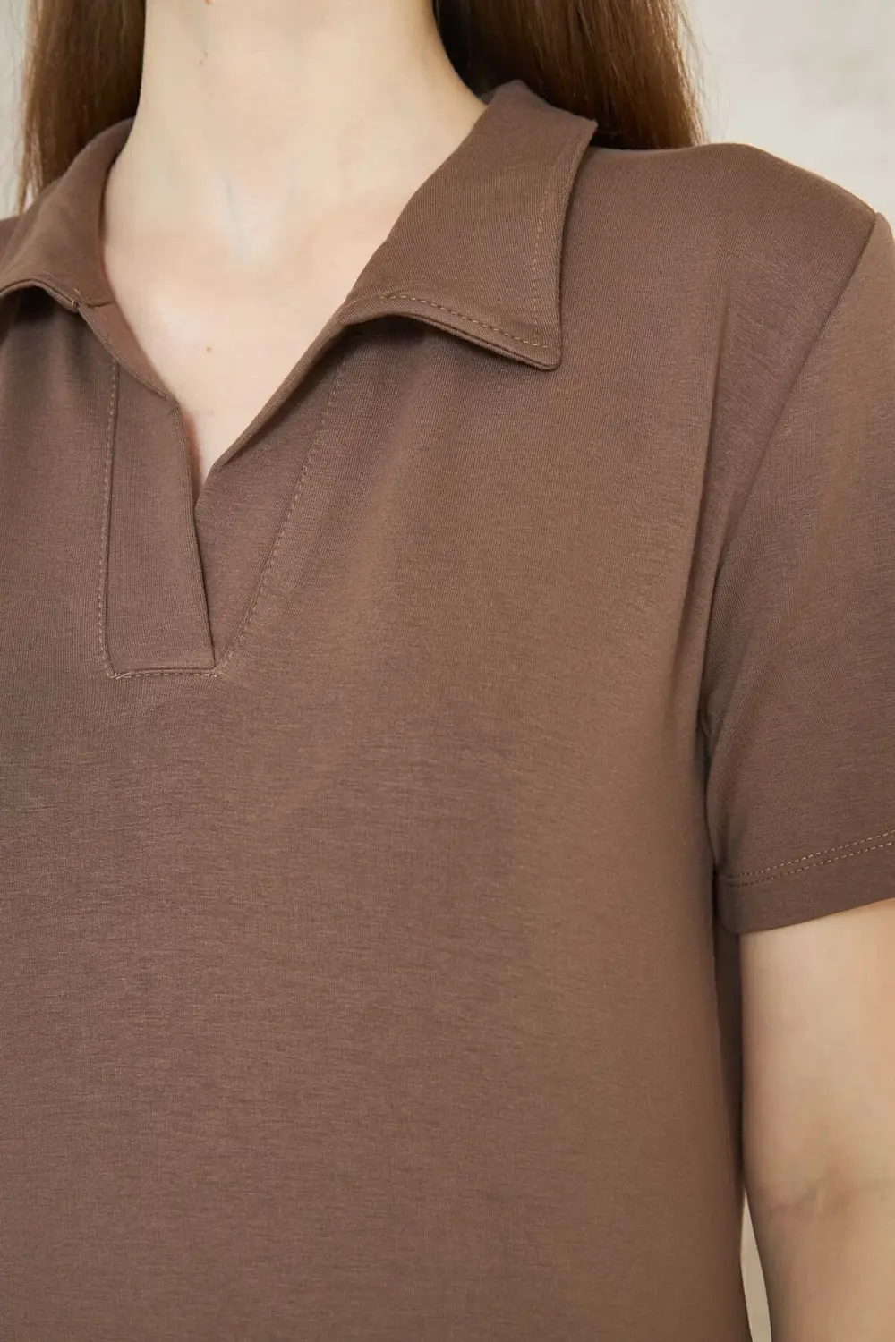 Kadın Beyaz Yırtmaçlı Tam Kalıp Polo Yaka Kısa Kollu Uzun Günlük