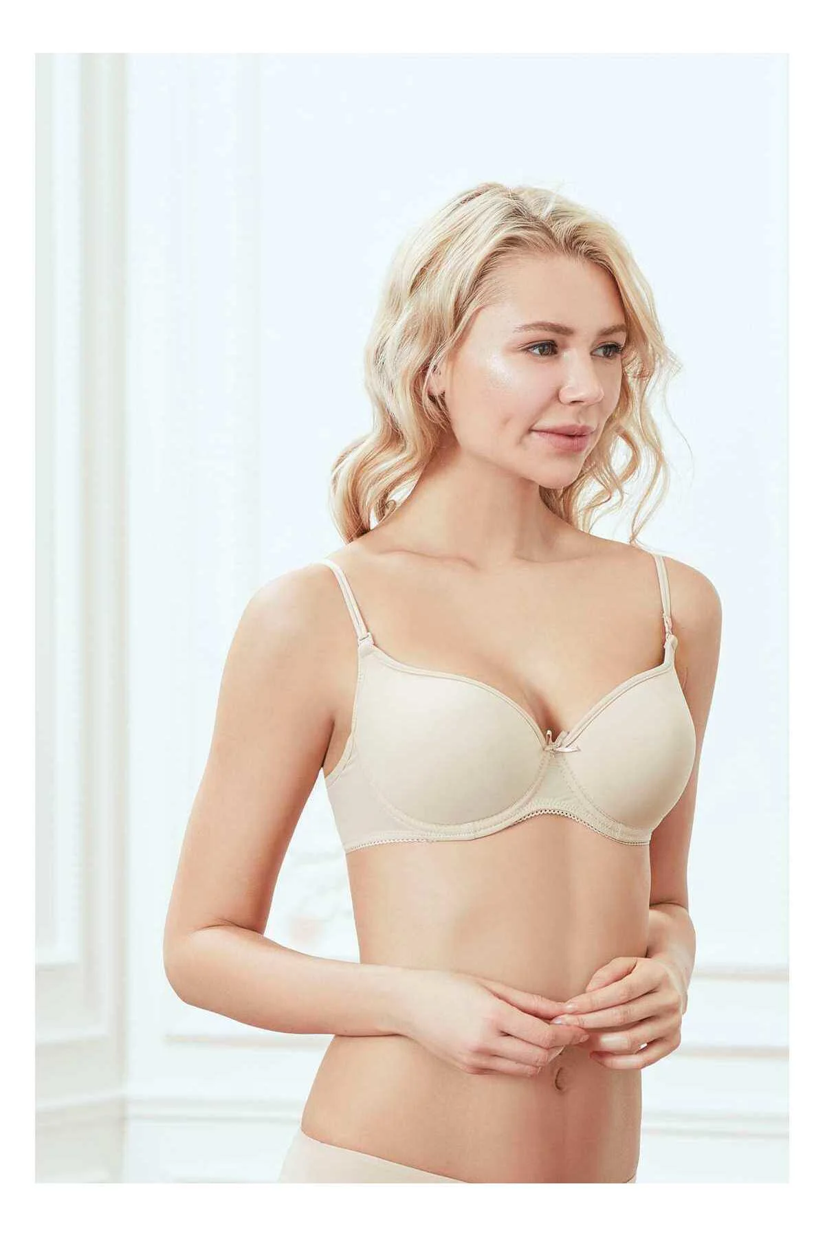 Kadın Beyaz Yumuşak Kaplı Balenli Fiyonk Detaylı Desteksiz Sütyen