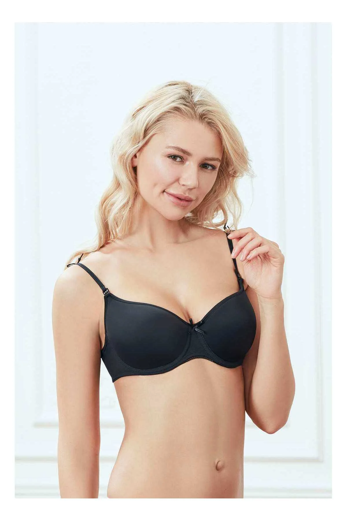 Kadın Beyaz Yumuşak Kaplı Balenli Fiyonk Detaylı Desteksiz Sütyen