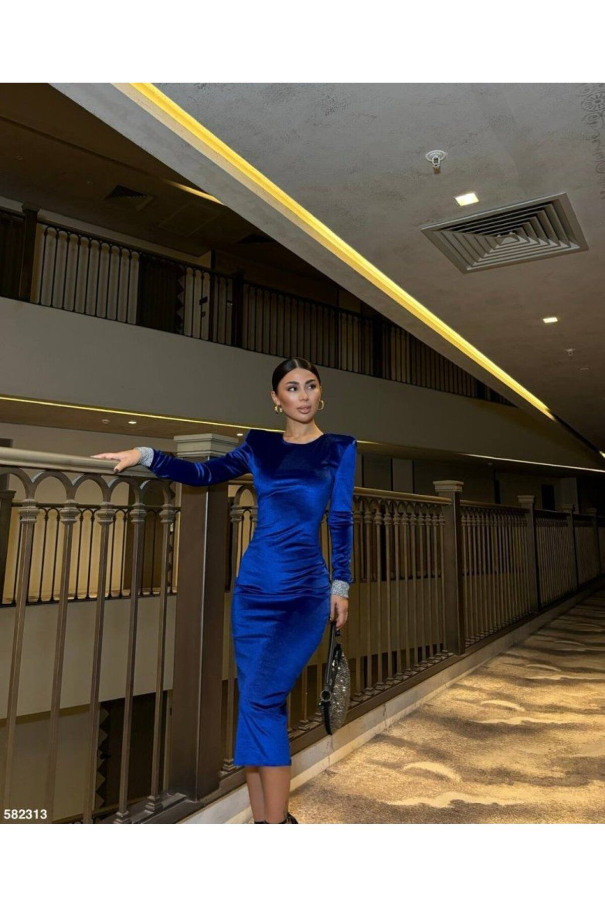 Kadın Bisiklet Yaka Vatkalı Manşet Detay Kadife Kumaş Midi Boy El