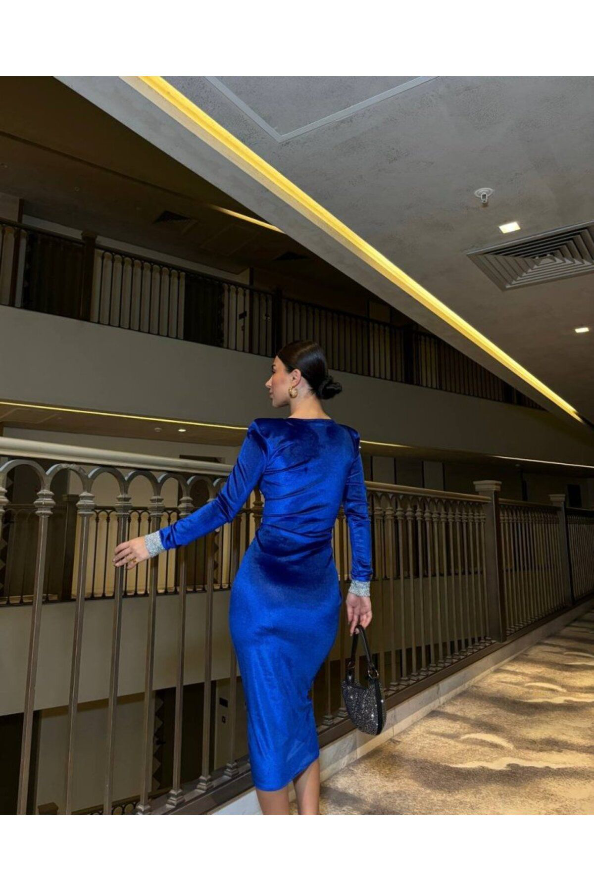 Kadın Bisiklet Yaka Vatkalı Manşet Detay Kadife Kumaş Midi Boy El