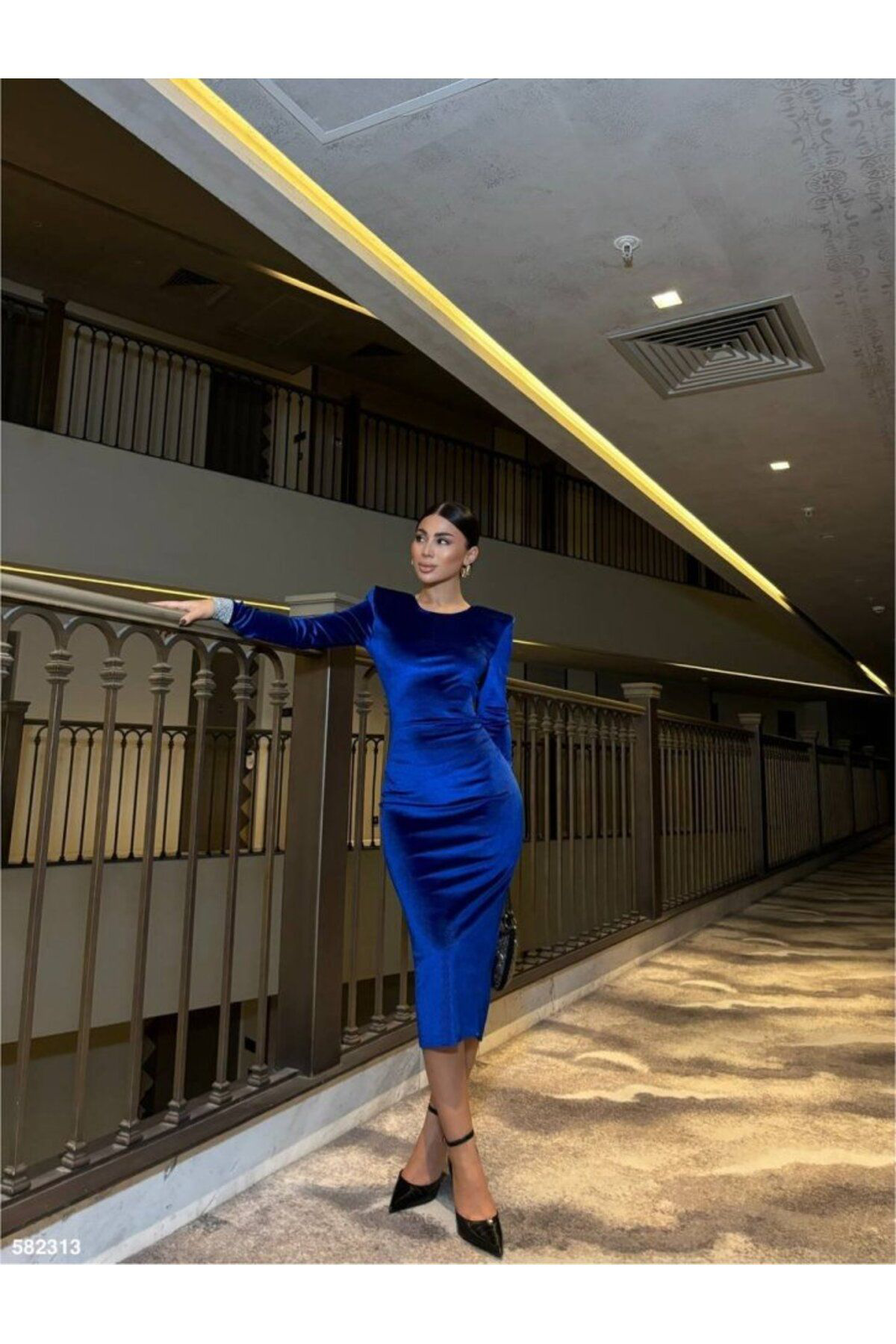 Kadın Bisiklet Yaka Vatkalı Manşet Detay Kadife Kumaş Midi Boy El