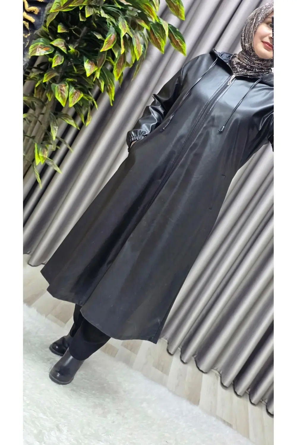 Kadın Büyük Beden Kapşonlu Fermuarlı Suni Deri Tesettür Kap Su Ge Kadın Büyük Beden Kapşonlu Fermuarlı Suni Deri Tesettür Kap Su Ge