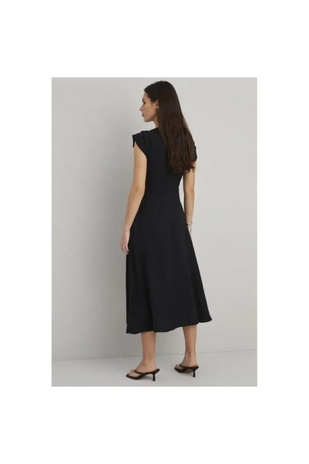 Kadın Cepli Kolsuz Uzun Cepli V Yaka Bele Oturan Detaylı Rahat El