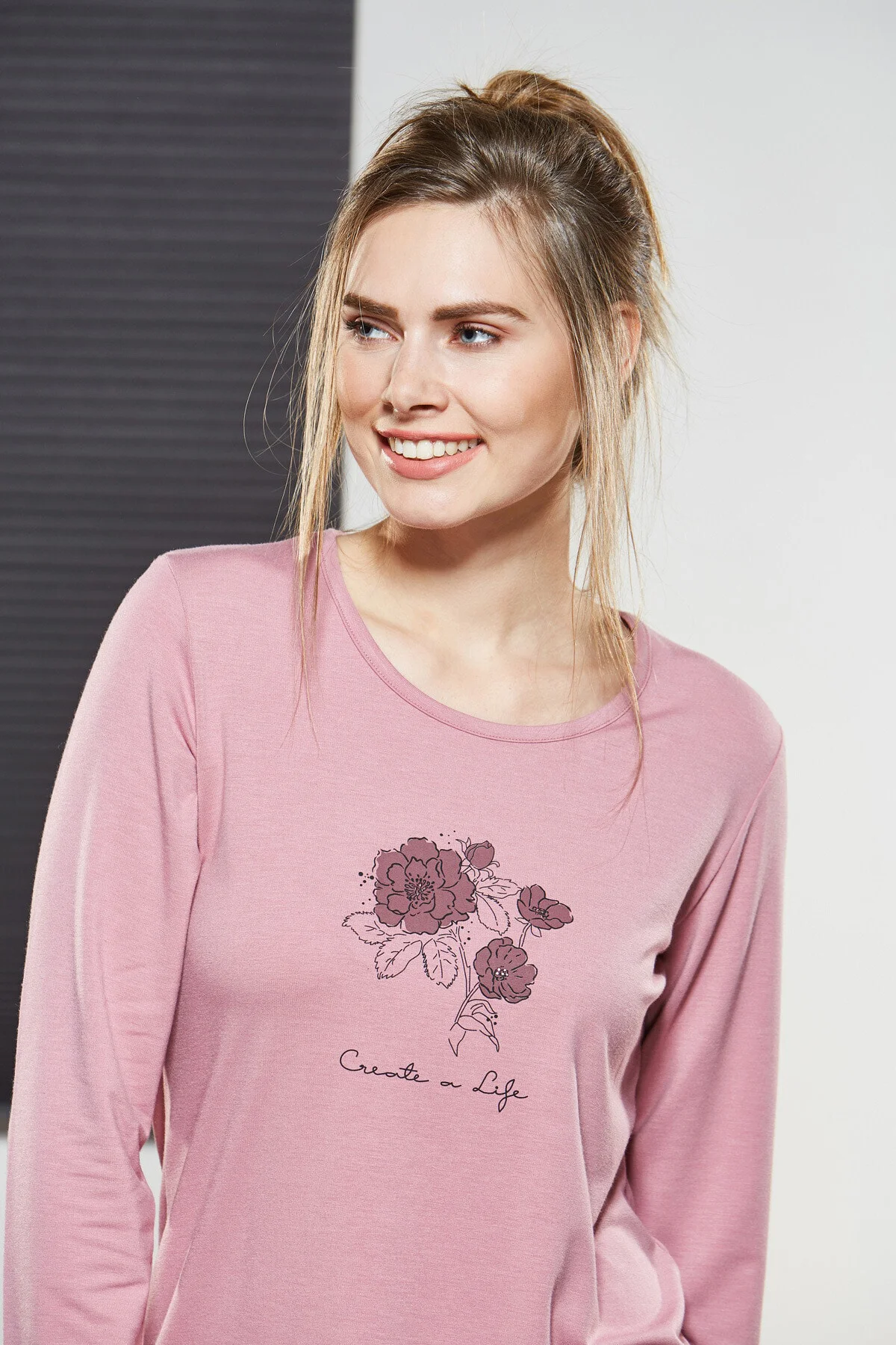 Kadın Çiçek Desenli Pembe Pijama Takımı