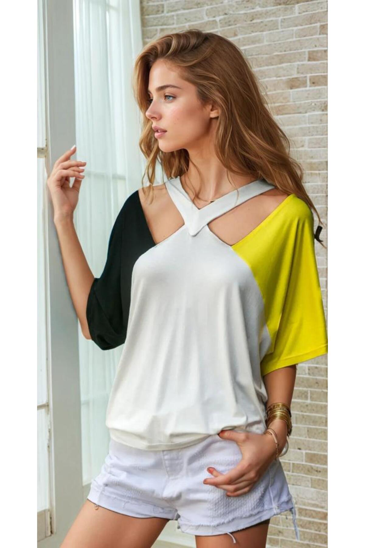 Kadın Dekolte Pencere Detaylı Siyah Sarı Beyaz Kısa Kollu T-shirt