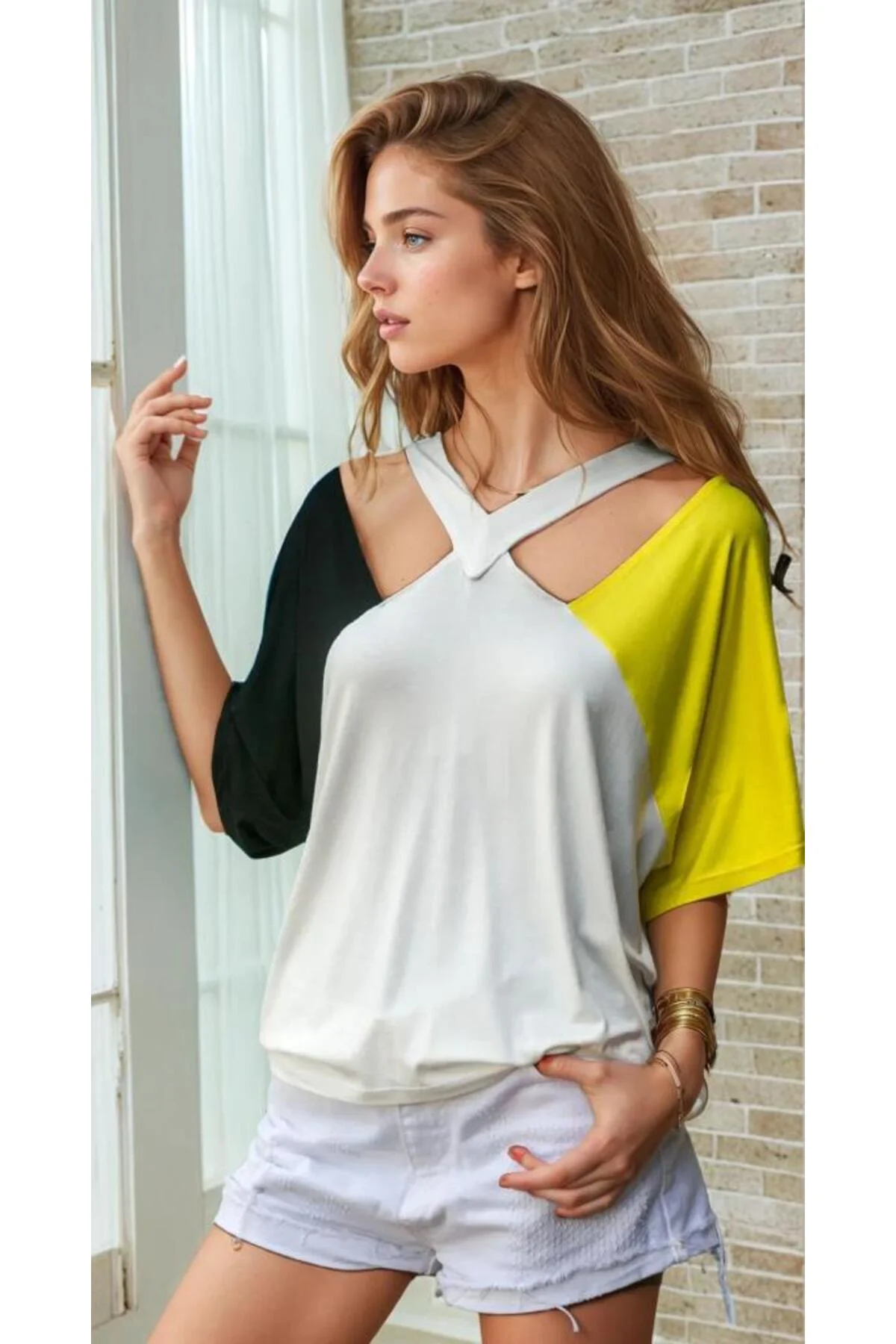 Kadın Dekolte Pencere Detaylı Siyah Sarı Beyaz Kısa Kollu T-shirt