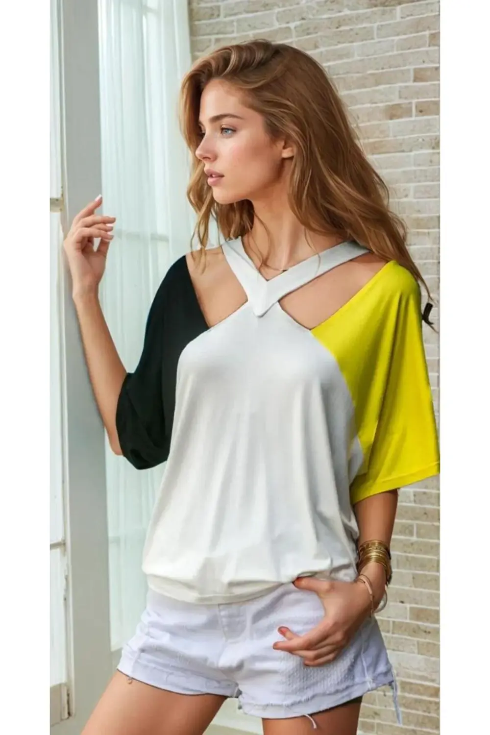 Kadın Dekolte Pencere Detaylı Siyah Sarı Beyaz Kısa Kollu T-shirt