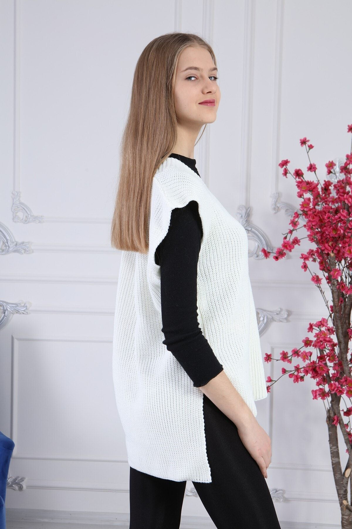 Kadın Ekru Yandan Yırtmaçlı Süveter