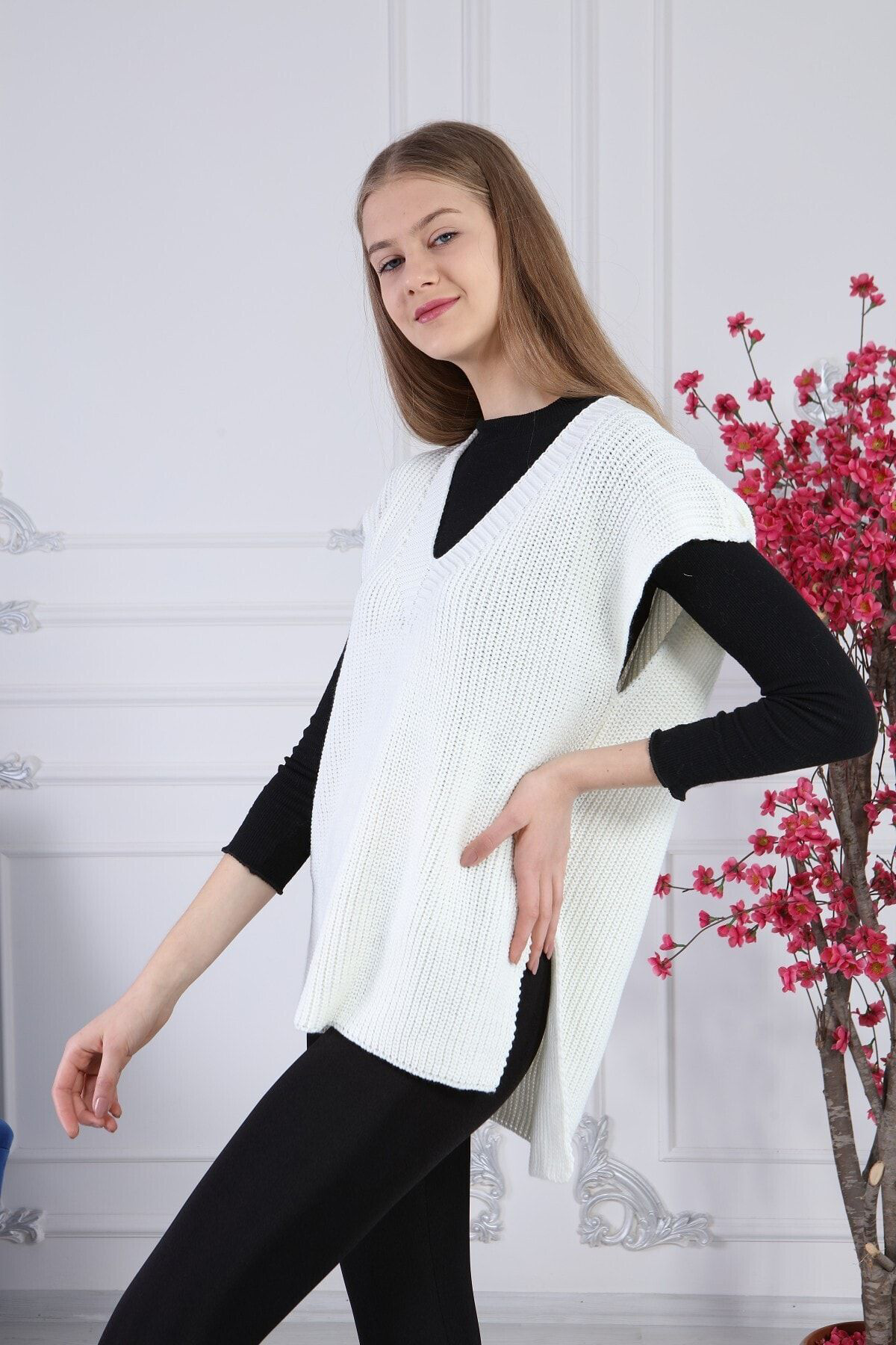 Kadın Ekru Yandan Yırtmaçlı Süveter