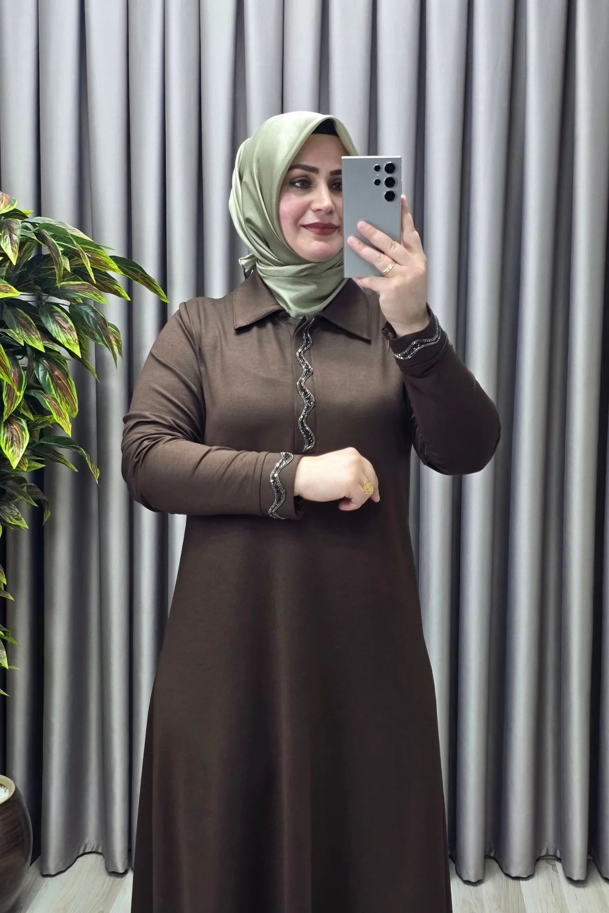 Kadın Giyim Büyük Beden Yakası ve Kolu Taşlı BSN Baskılı Elbise - Görsel 4