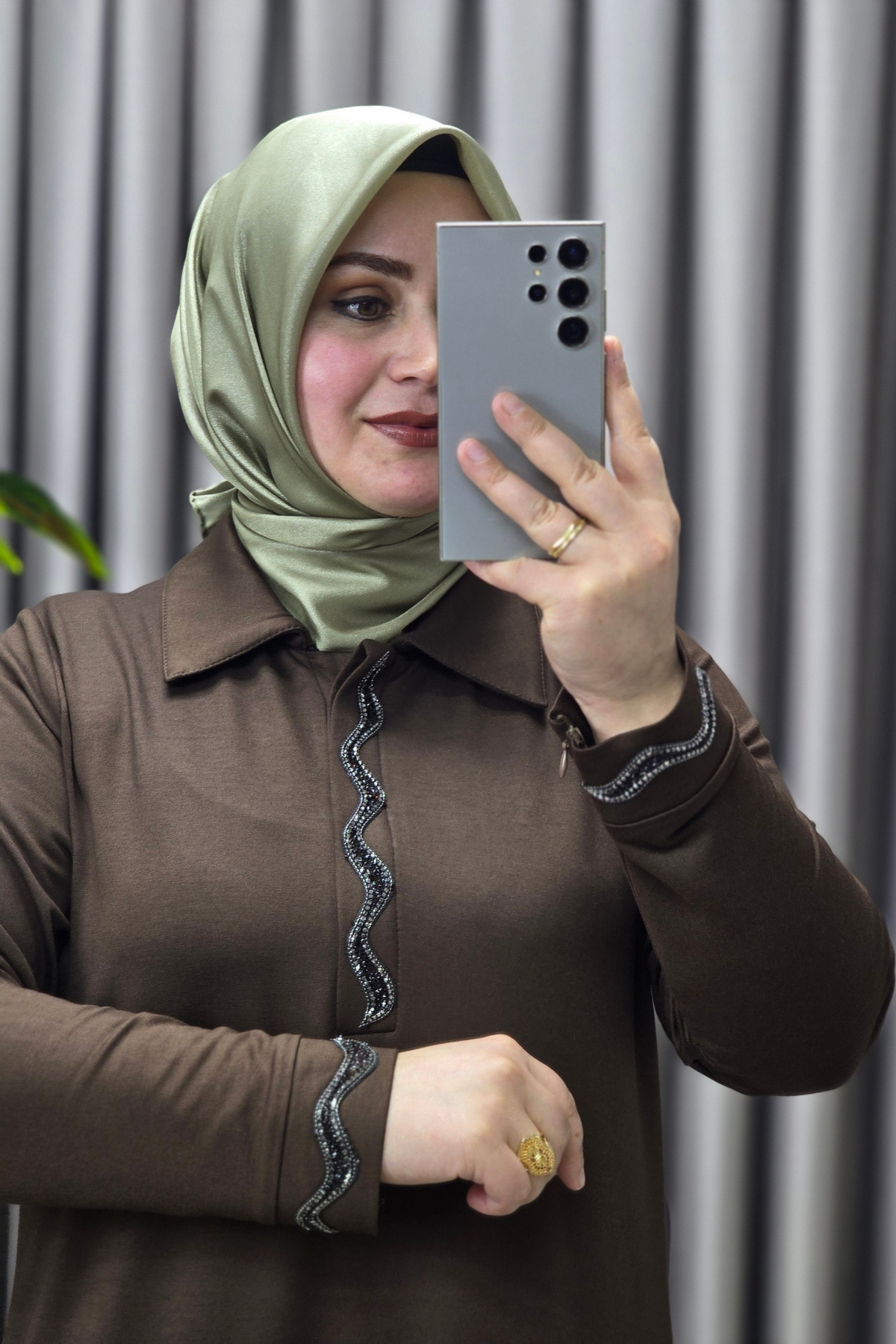 Kadın Giyim Büyük Beden Yakası ve Kolu Taşlı BSN Baskılı Elbise