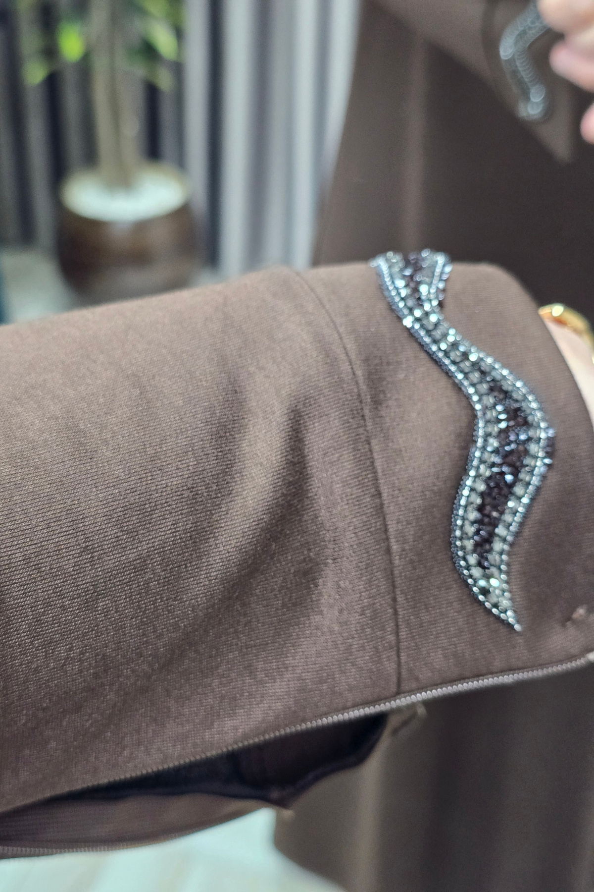 Kadın Giyim Büyük Beden Yakası ve Kolu Taşlı BSN Baskılı Elbise