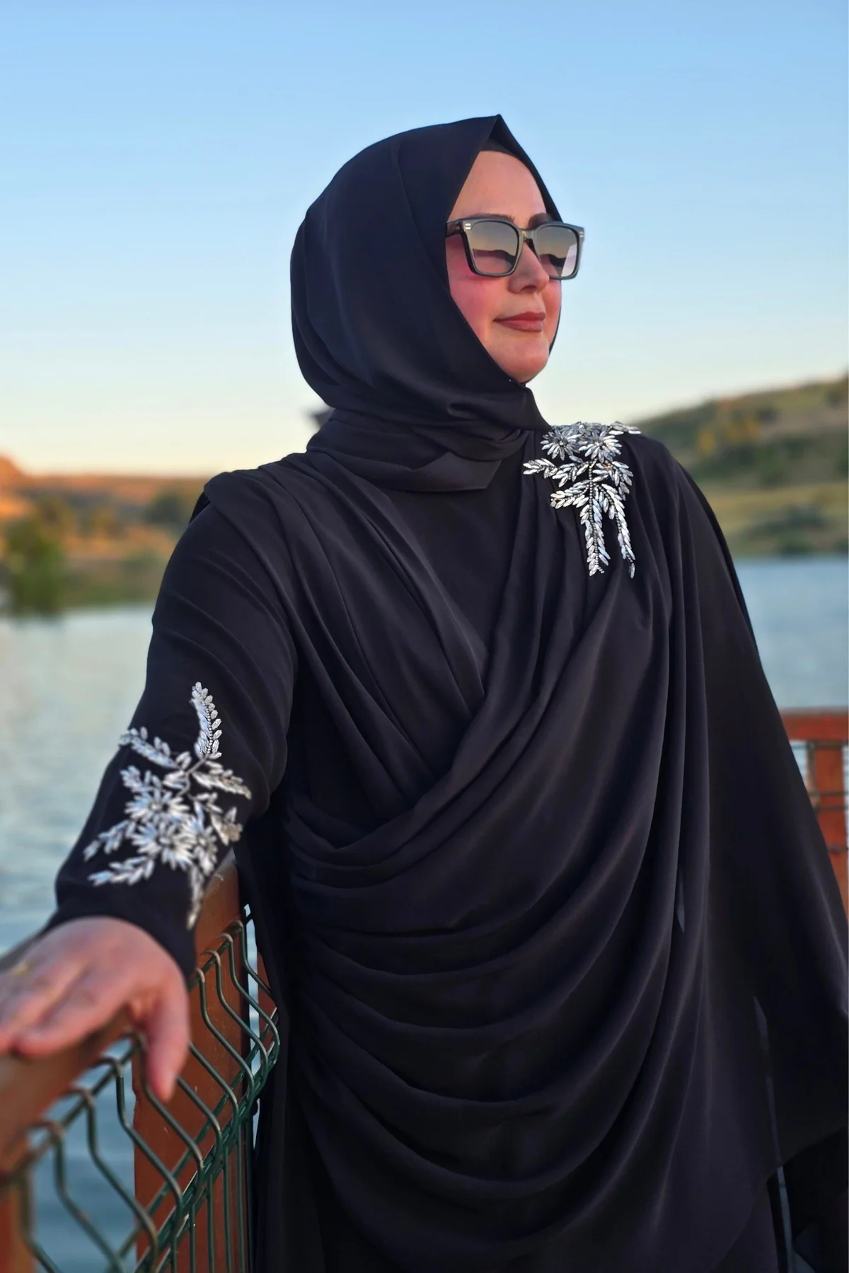 Kadın Giyim Büyük Beden Kolu ve Omuzu Taş İşlemeli Drapeli Şifon Abiye