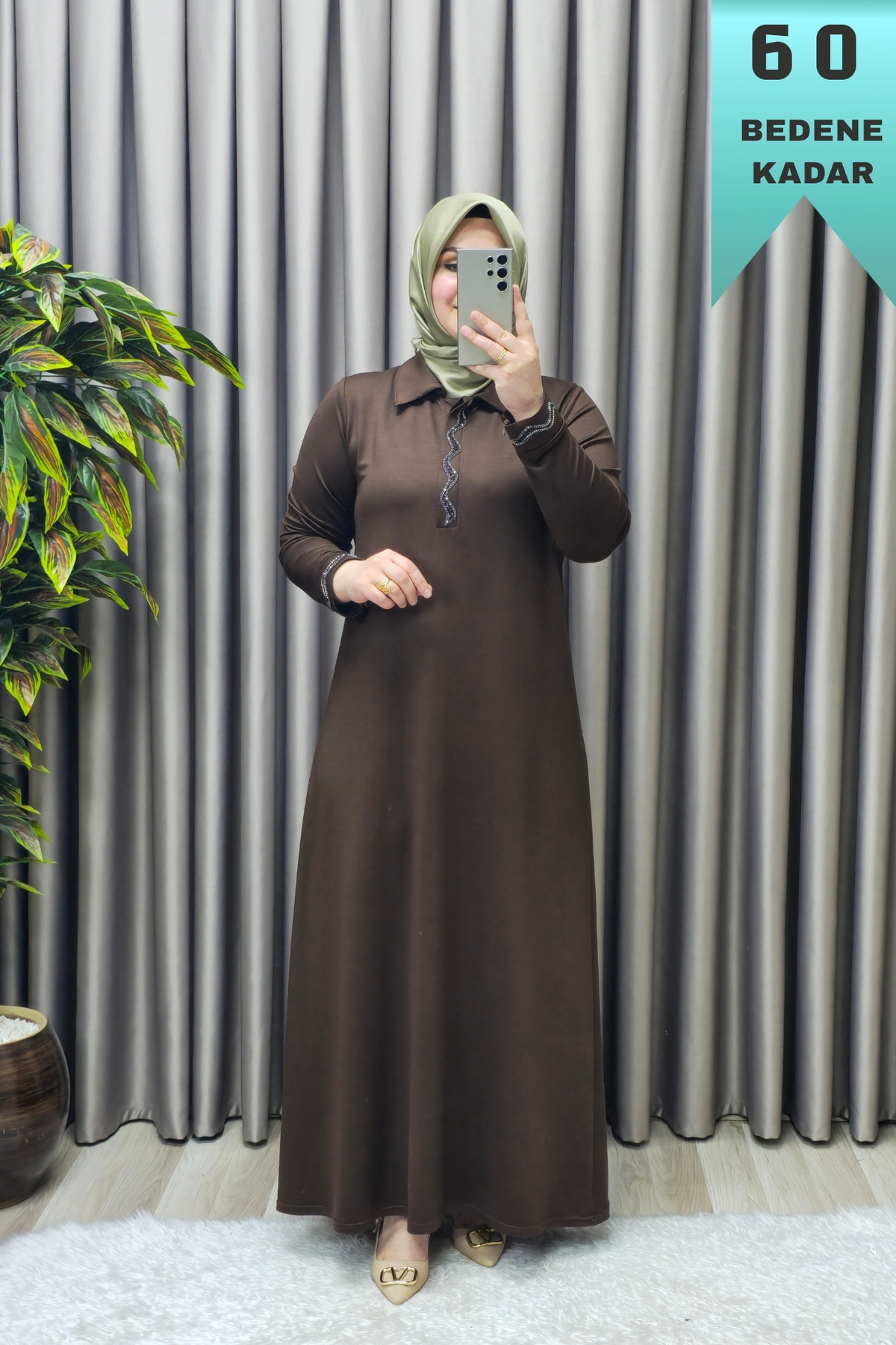 Kadın Giyim Büyük Beden Yakası ve Kolu Taşlı BSN Baskılı Elbise