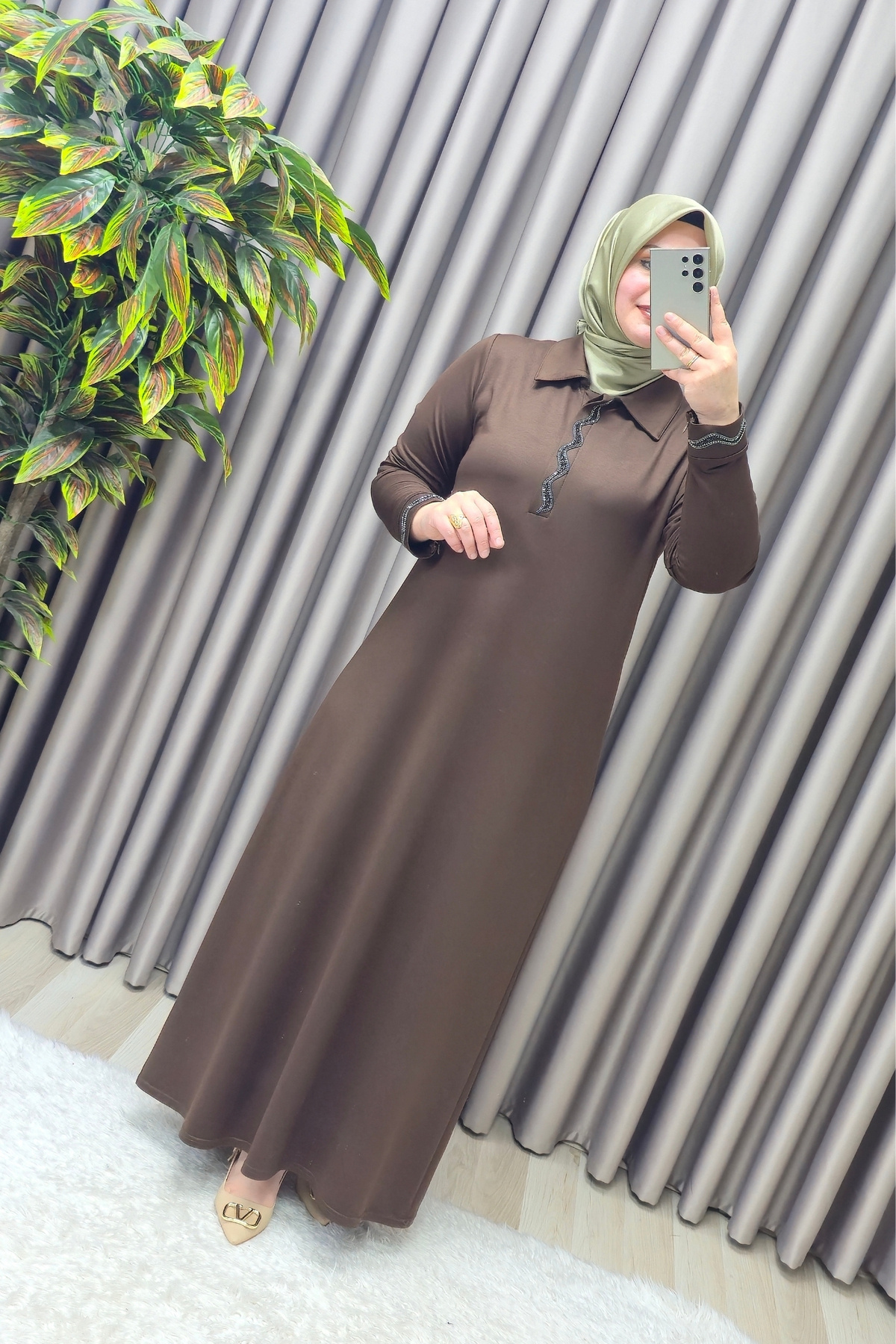 Kadın Giyim Büyük Beden Yakası ve Kolu Taşlı BSN Baskılı Elbise