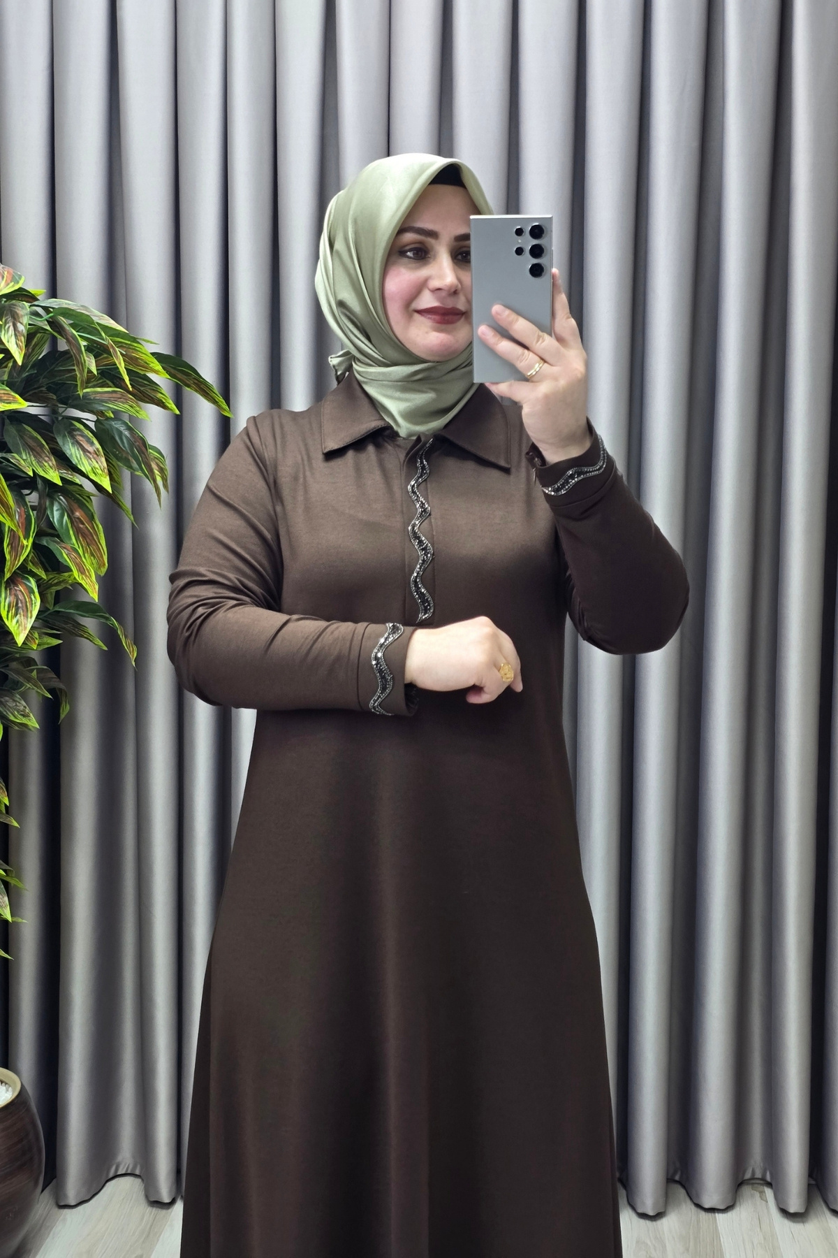 Kadın Giyim Büyük Beden Yakası ve Kolu Taşlı BSN Baskılı Elbise