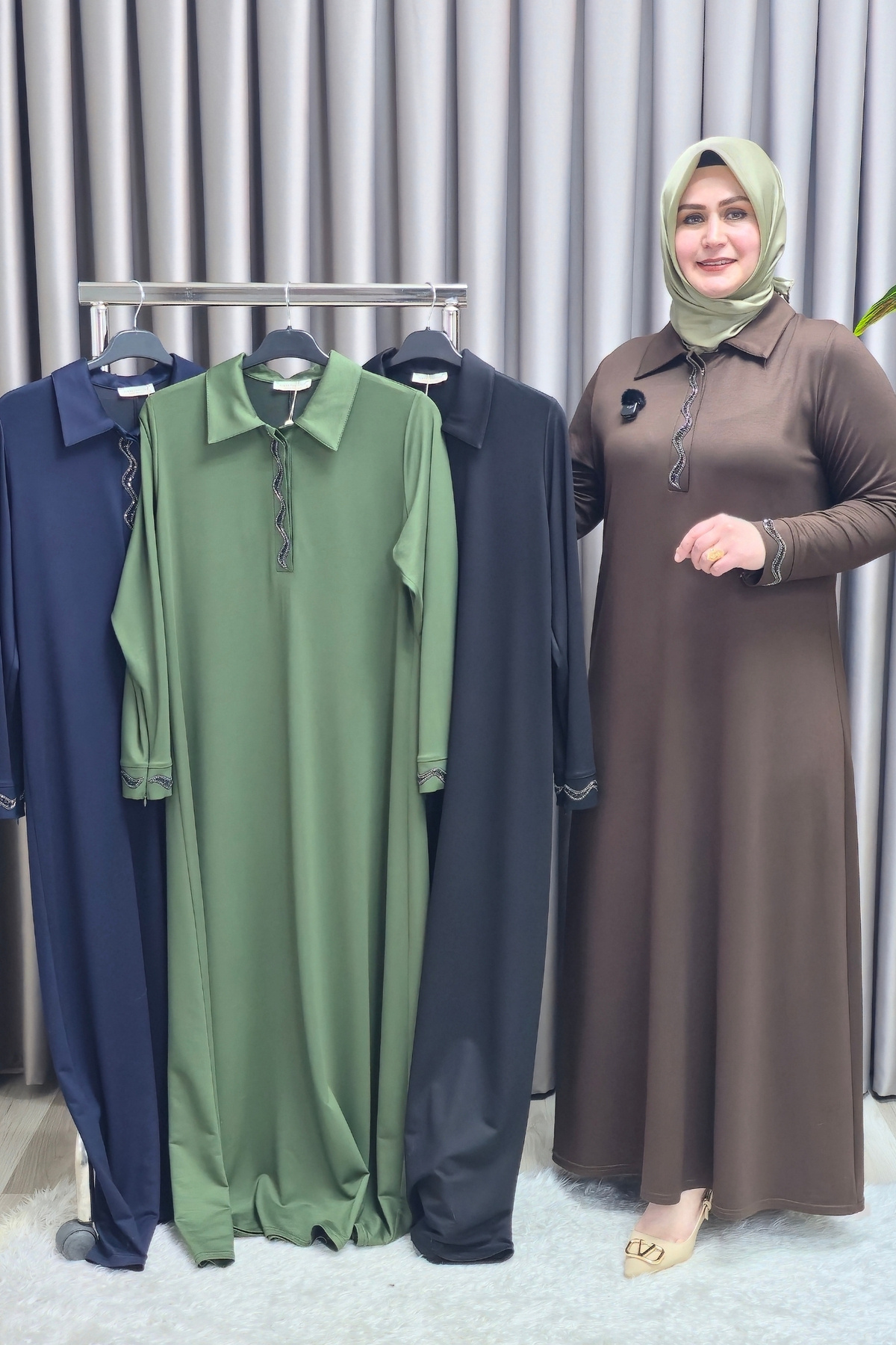 Kadın Giyim Büyük Beden Yakası ve Kolu Taşlı BSN Baskılı Elbise