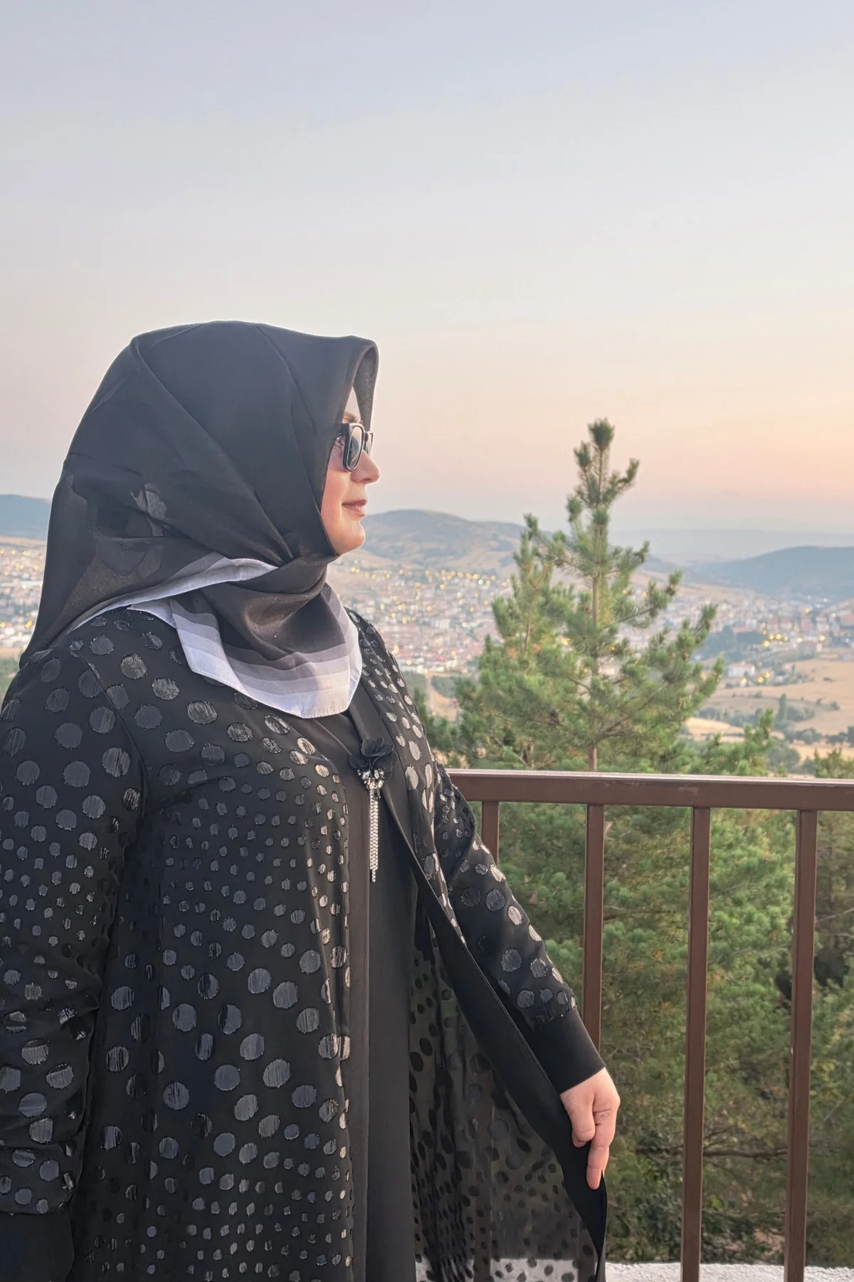Kadın Giyim Büyük Beden Broşlu Puantiyeli Jakar Baskılı İkili Abiye - Görsel 5