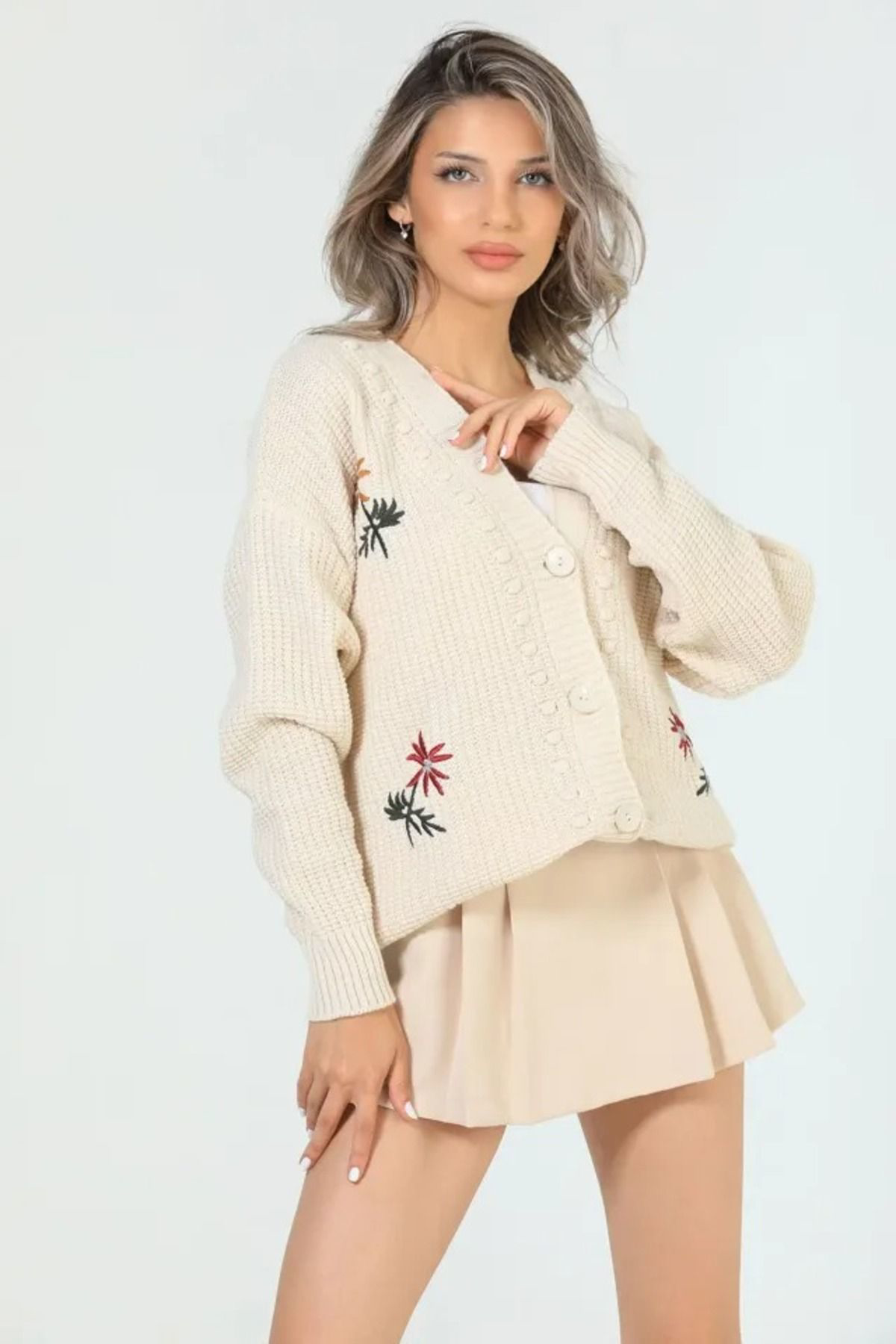 Kadın giyim nakış detay hırka