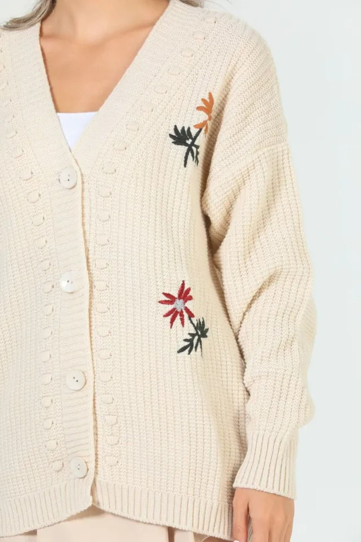 Kadın giyim nakış detay hırka