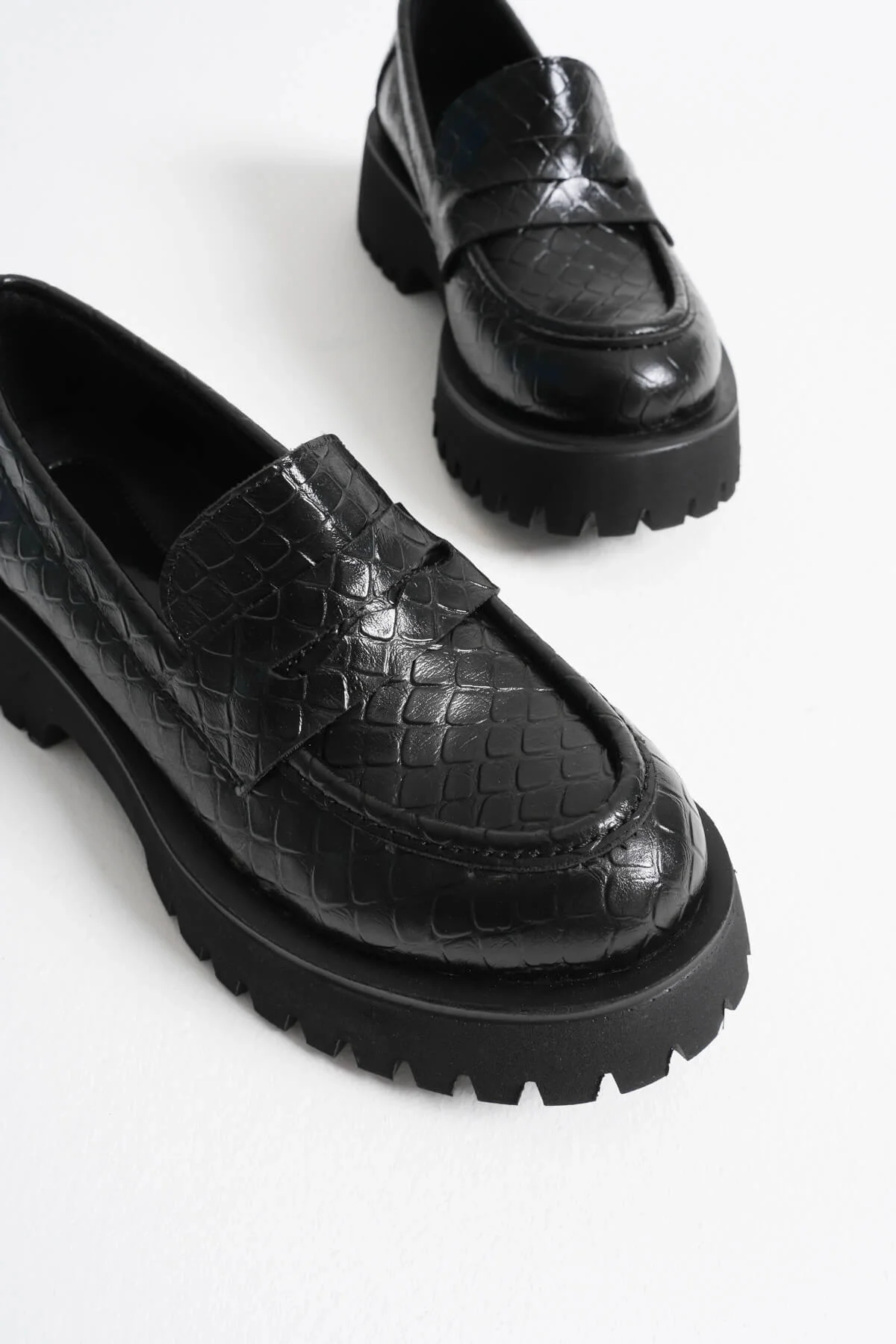 Kadın Günlük Siyah Kroko Loafer Ayakkabı TR10MS02G