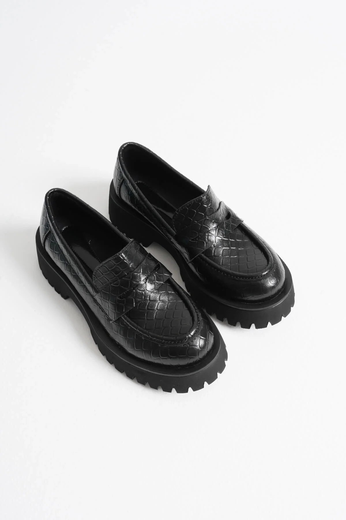 Kadın Günlük Siyah Kroko Loafer Ayakkabı TR10MS02G