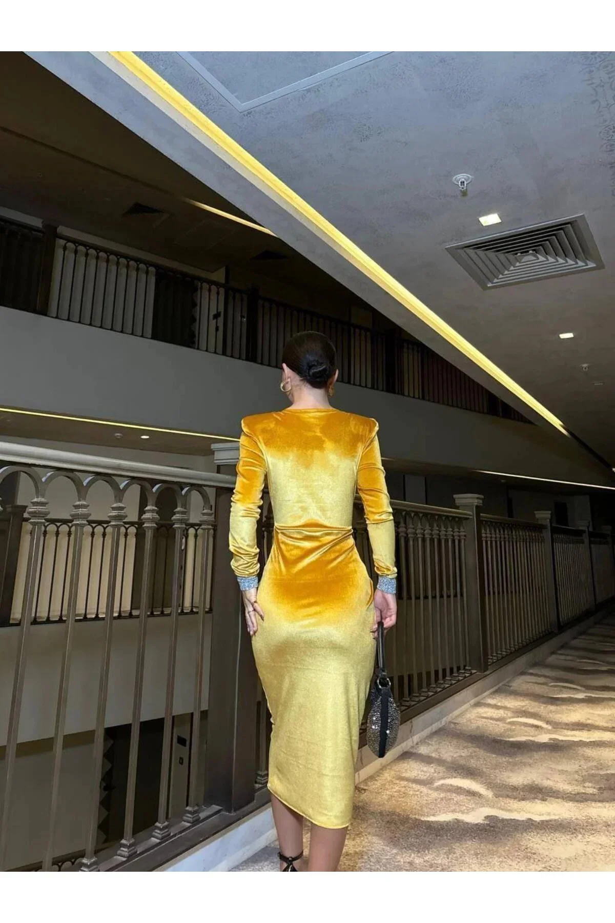 Kadın Hediyelik Bisiklet Yaka Uzun Kol Kadife Kumaş Bodycon Midi Elbise Kadın Hediyelik Bisiklet Yaka Uzun Kol Kadife Kumaş Bodycon Midi Elbise