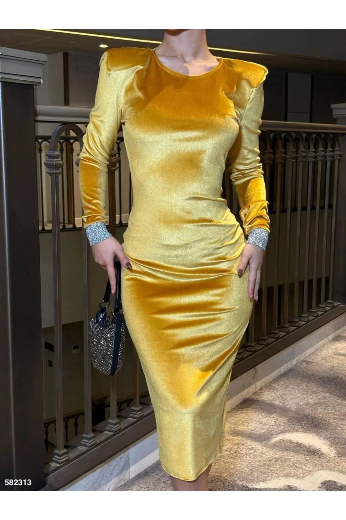 Kadın Hediyelik Bisiklet Yaka Uzun Kol Kadife Kumaş Bodycon Midi Elbise Kadın Hediyelik Bisiklet Yaka Uzun Kol Kadife Kumaş Bodycon Midi Elbise