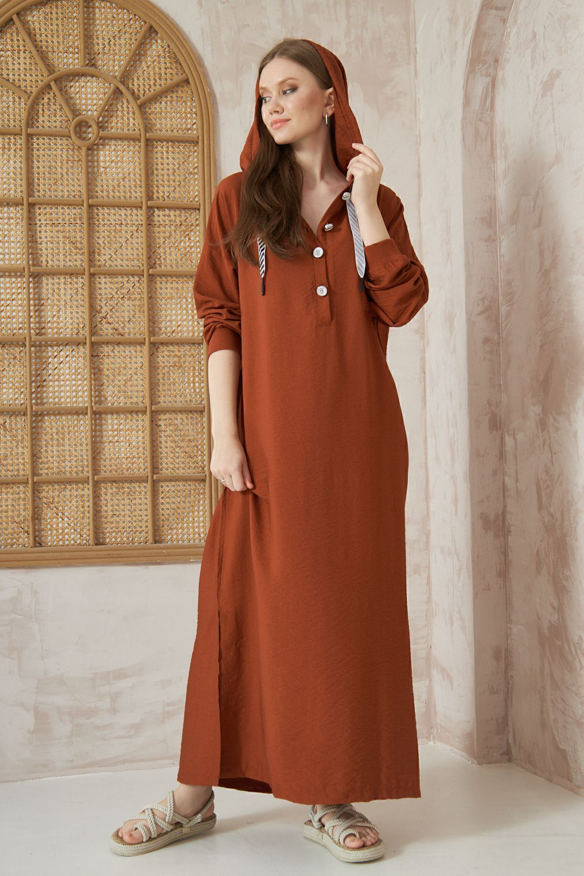 Pasaklı Giyim Kadın Kahverengi Sırtı Baskılı Kapüşonlu Yırtmaçlı Oversize Uzun