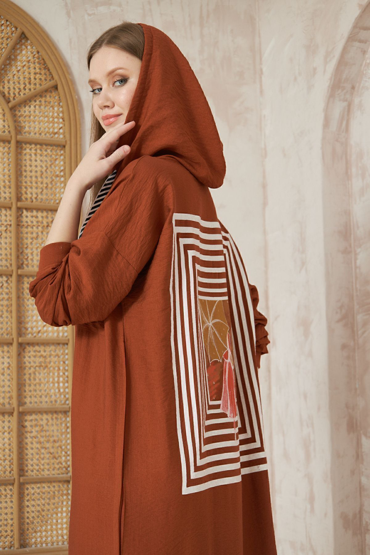 Pasaklı Giyim Kadın Kahverengi Sırtı Baskılı Kapüşonlu Yırtmaçlı Oversize Uzun