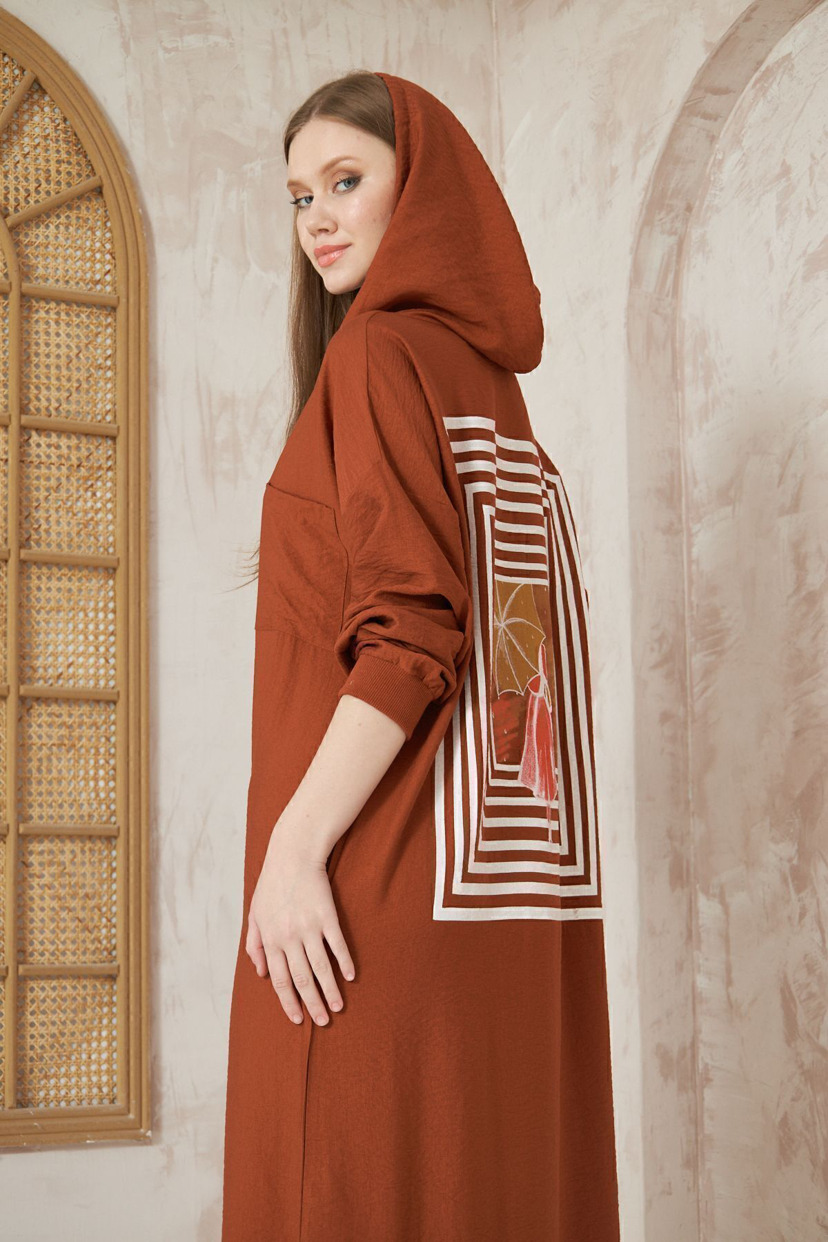 Pasaklı Giyim Kadın Kahverengi Sırtı Baskılı Kapüşonlu Yırtmaçlı Oversize Uzun