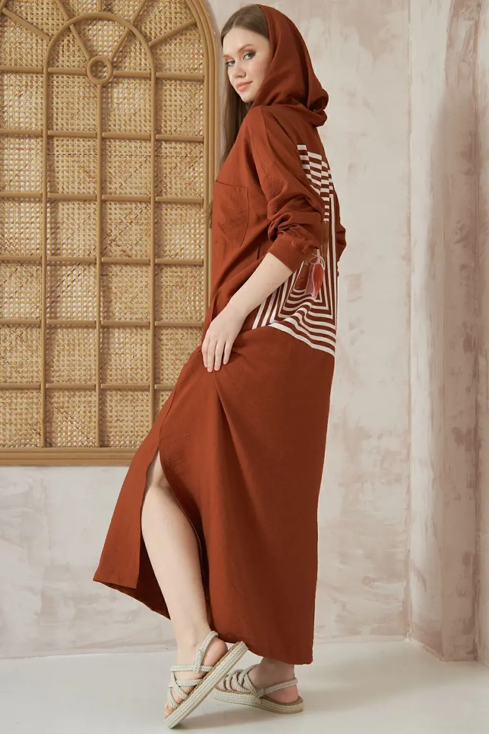 Kadın Kahverengi Sırtı Baskılı Kapüşonlu Yırtmaçlı Oversize Uzun