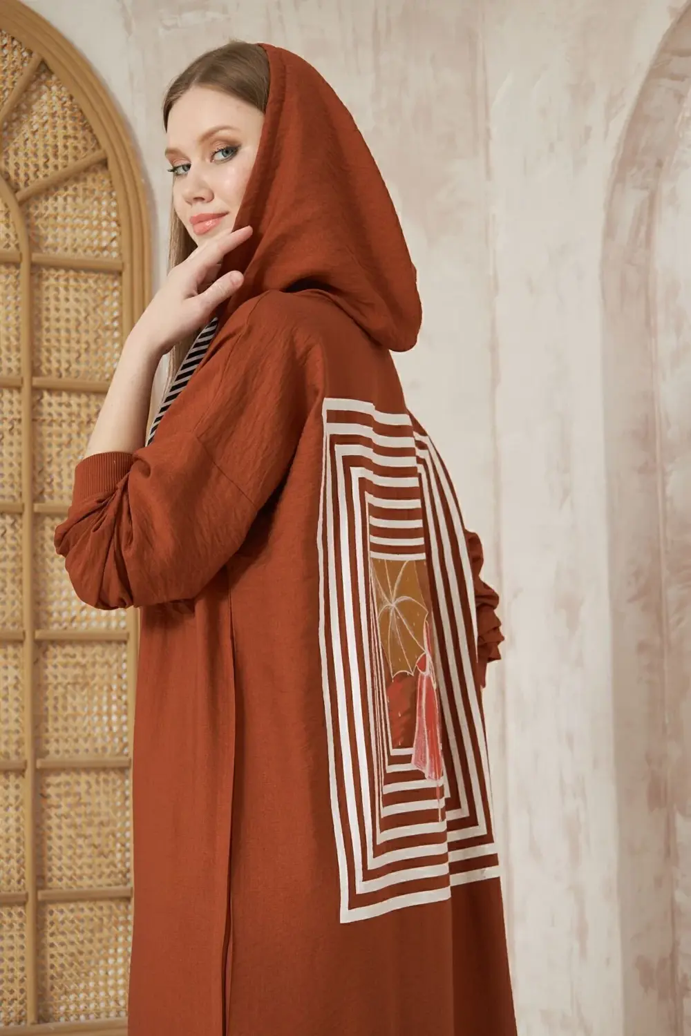 Kadın Kahverengi Sırtı Baskılı Kapüşonlu Yırtmaçlı Oversize Uzun