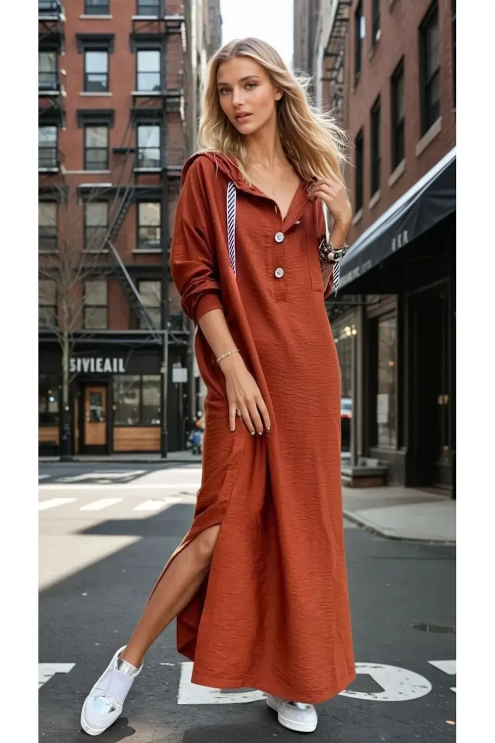 Kadın Kahverengi Sırtı Baskılı Kapüşonlu Yırtmaçlı Oversize Uzun