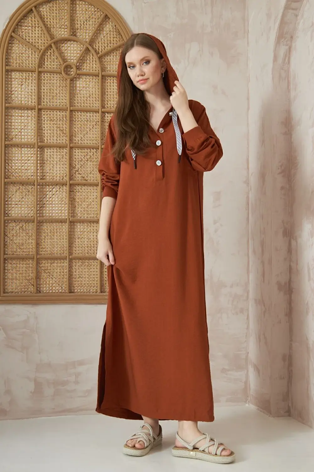 Kadın Kahverengi Sırtı Baskılı Kapüşonlu Yırtmaçlı Oversize Uzun