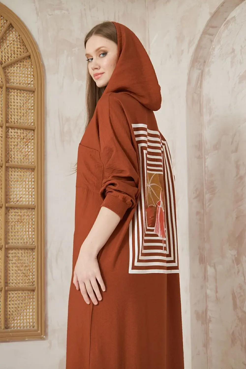 Kadın Kahverengi Sırtı Baskılı Kapüşonlu Yırtmaçlı Oversize Uzun