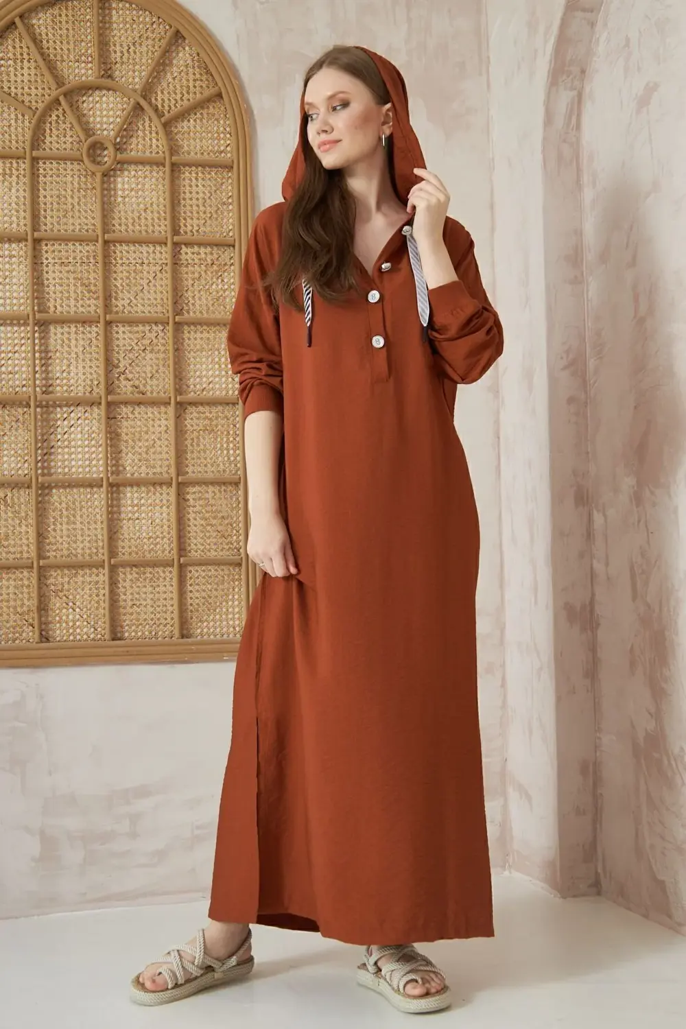 Kadın Kahverengi Sırtı Baskılı Kapüşonlu Yırtmaçlı Oversize Uzun