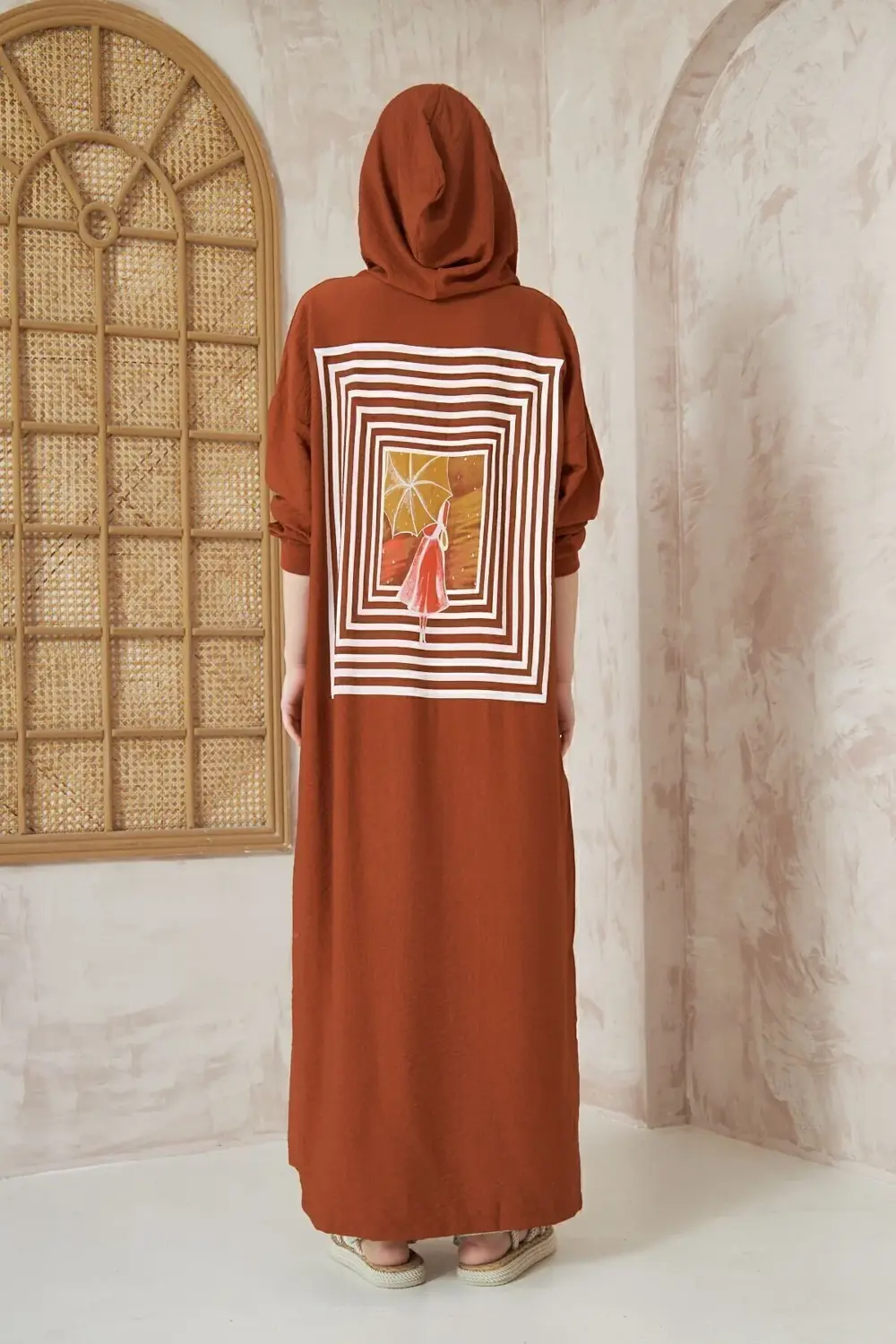 Kadın Kahverengi Sırtı Baskılı Kapüşonlu Yırtmaçlı Oversize Uzun