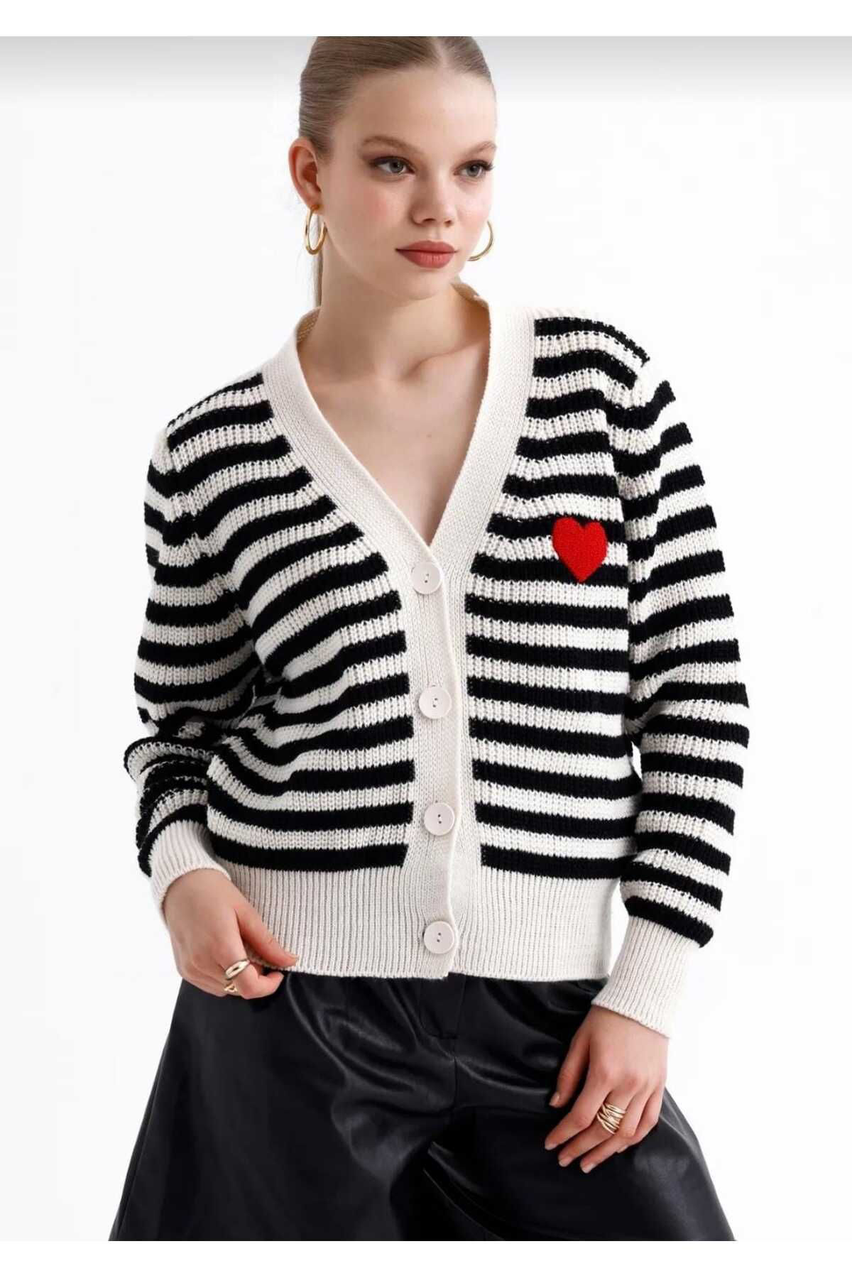 İşilda Fashion Kadın Kalp Desenli Çizgili Düğmeli Triko Hırka