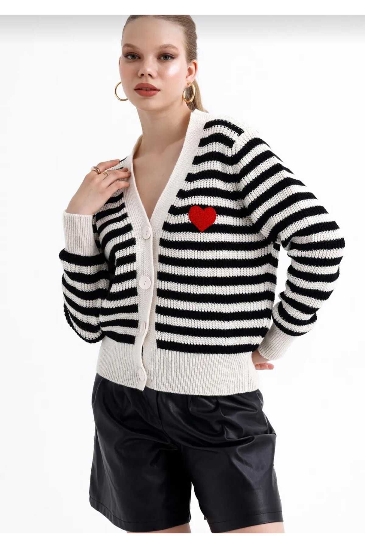 İşilda Fashion Kadın Kalp Desenli Çizgili Düğmeli Triko Hırka