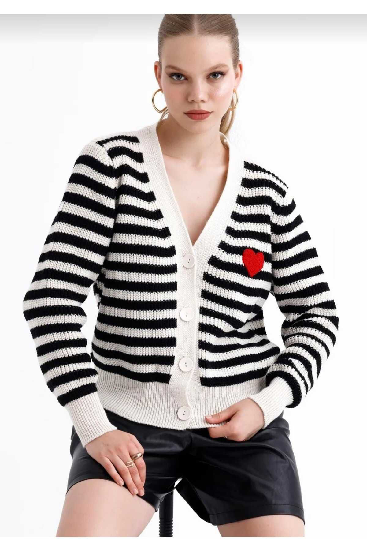 İşilda Fashion Kadın Kalp Desenli Çizgili Düğmeli Triko Hırka