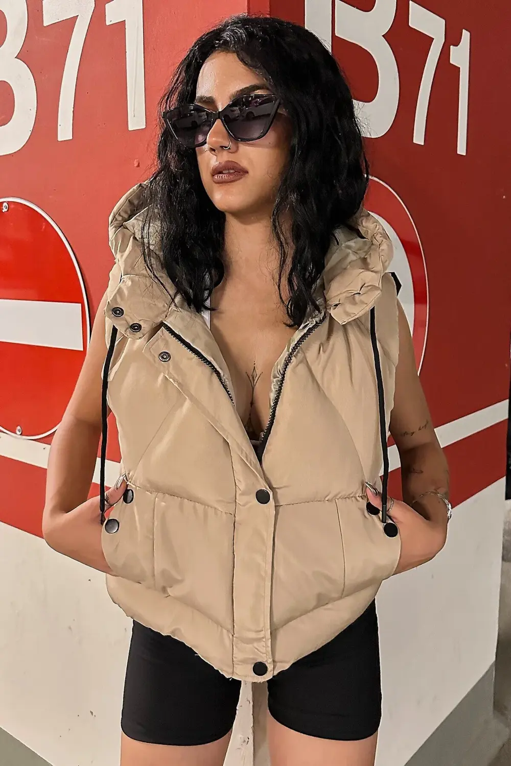 Kadın Kapüşonlu Crop Şişme Yelek – Su İtici Fermuar ve Çıtçıt Det