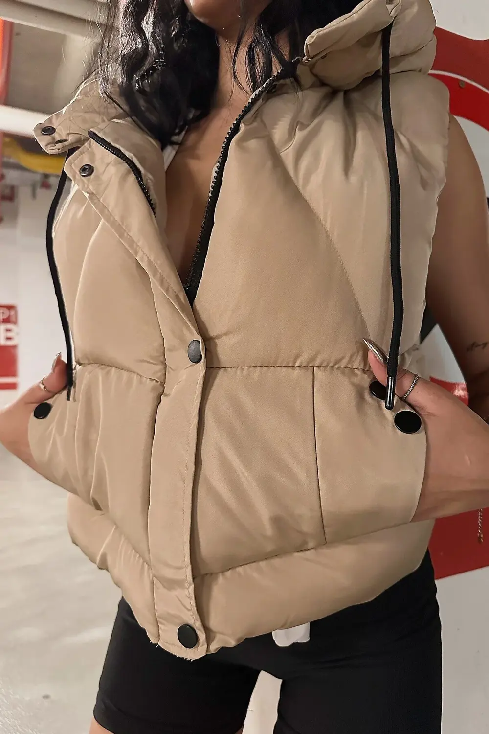 Kadın Kapüşonlu Crop Şişme Yelek – Su İtici Fermuar ve Çıtçıt Det