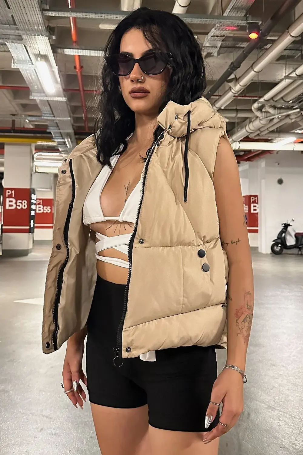 Kadın Kapüşonlu Crop Şişme Yelek – Su İtici Fermuar ve Çıtçıt Det