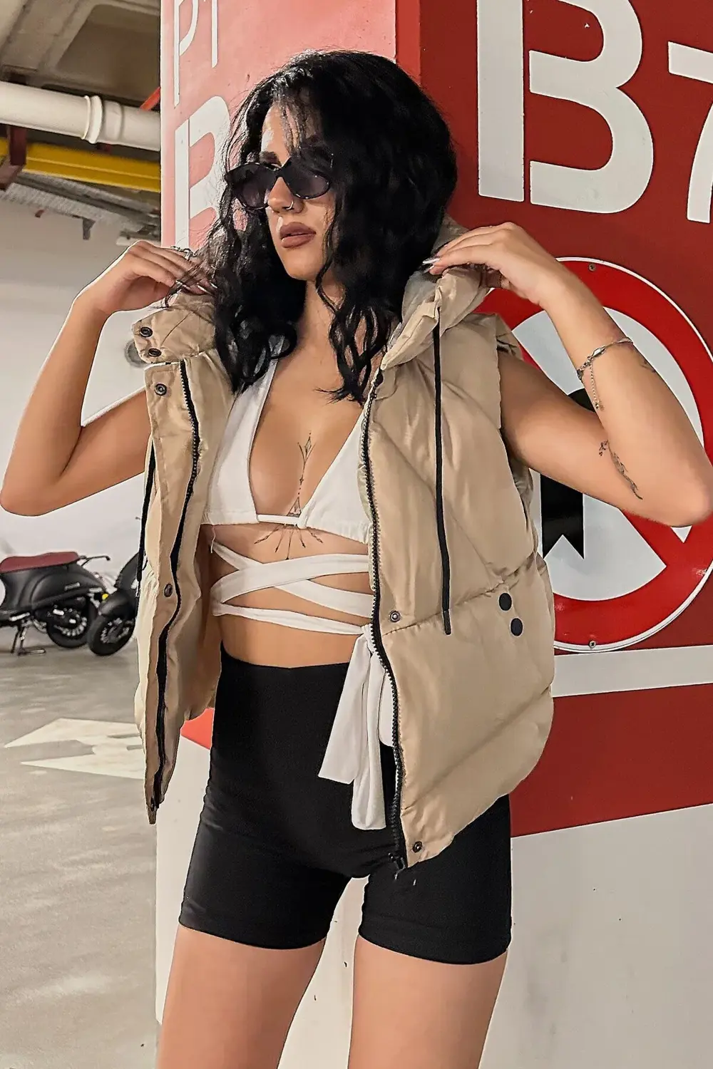 Kadın Kapüşonlu Crop Şişme Yelek – Su İtici Fermuar ve Çıtçıt Det