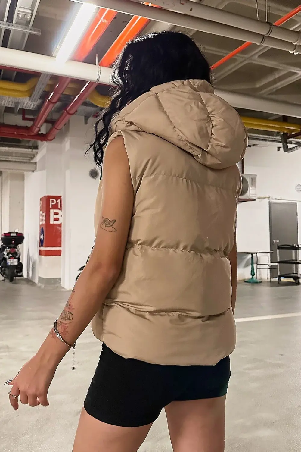 Kadın Kapüşonlu Crop Şişme Yelek – Su İtici Fermuar ve Çıtçıt Det